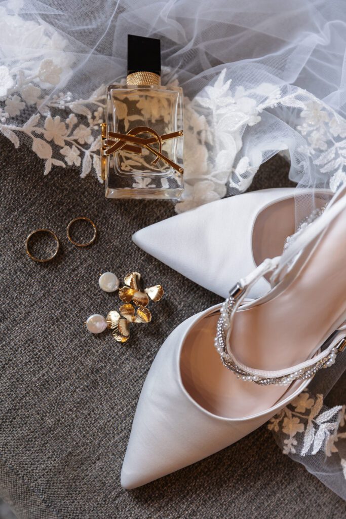 bruid maakt zich klaar in chalet slot doddendael