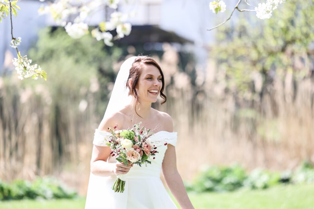 sfeervolle bruiloft op het landgoed van slot doddendael