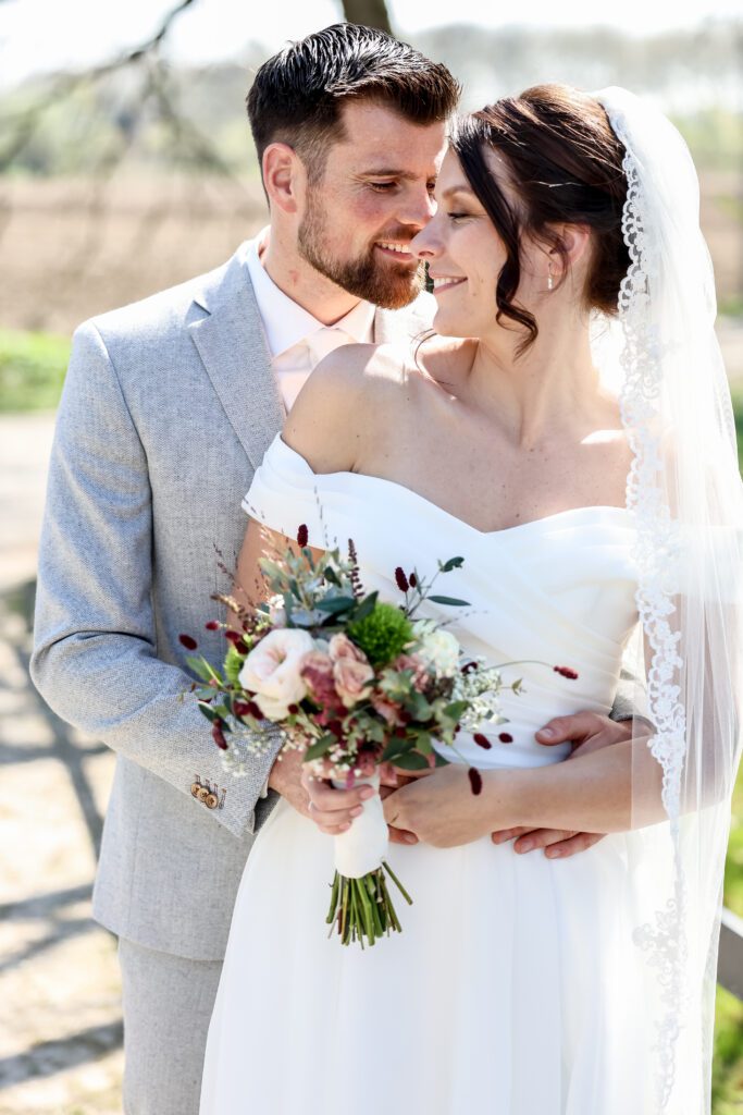 intiem moment van bruid en bruidegom tijdens de fotoshoot