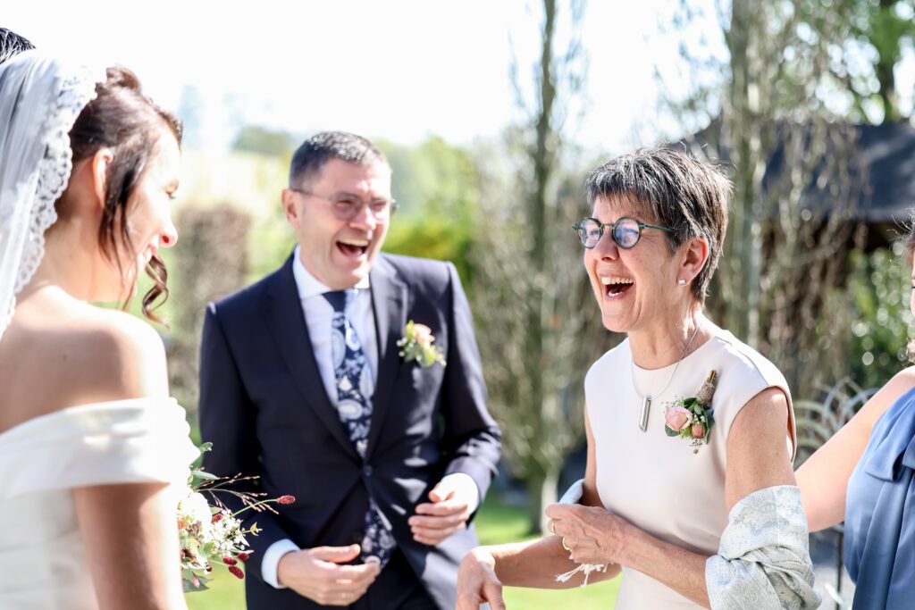 gasten genieten van trouwen bij Slot Doddendael