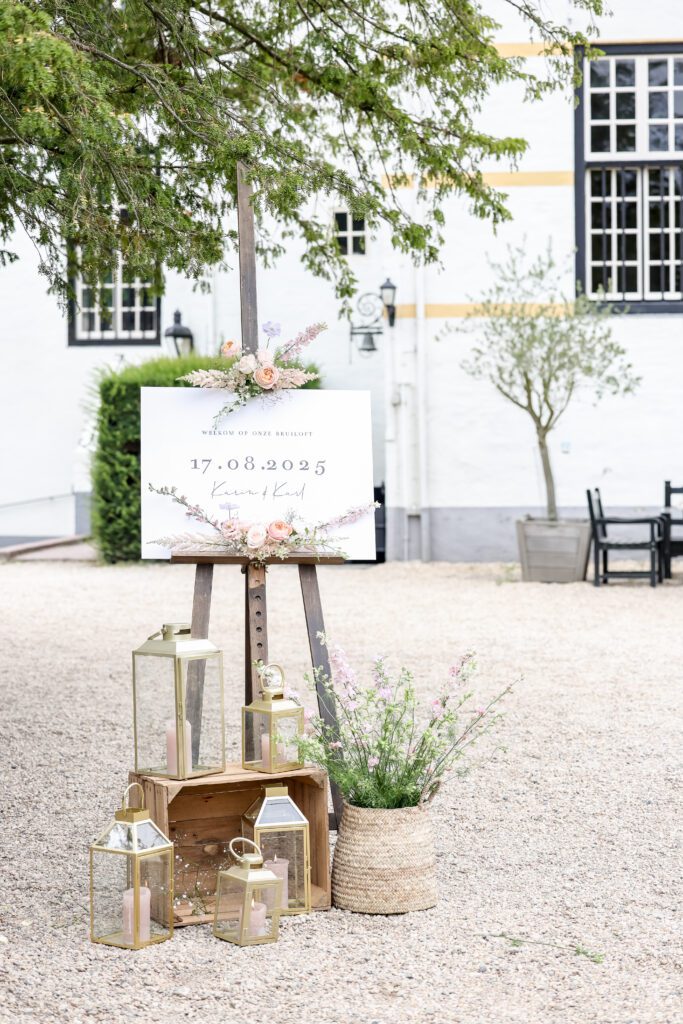 Welkomsbord bruiloft in pastel tinten.