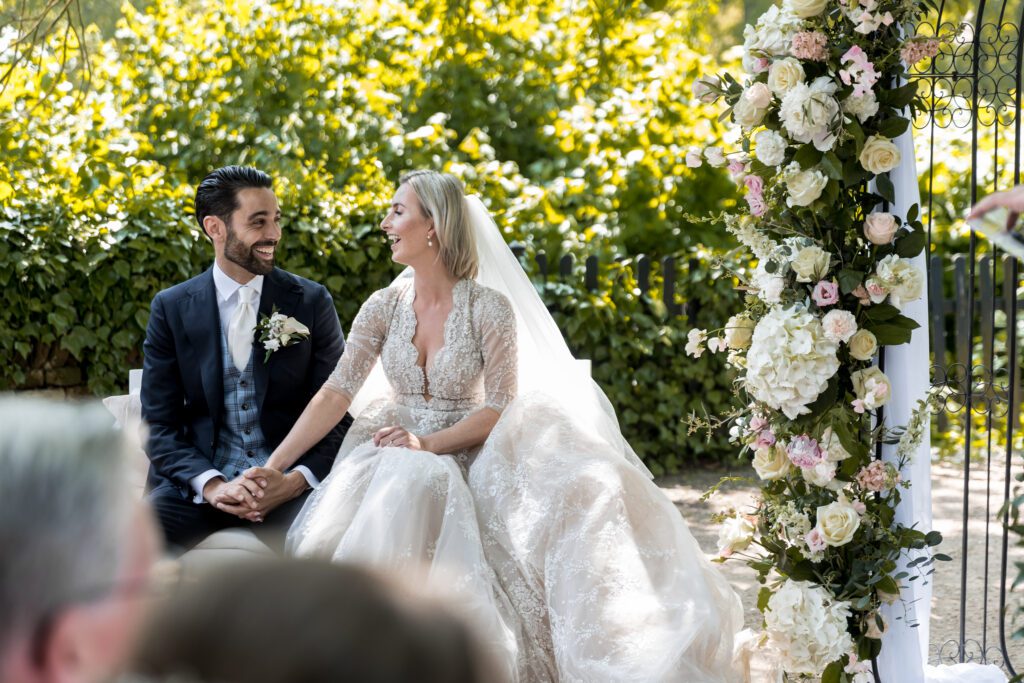 Bruidspaar bij de trouwceremonie onder de kastanjeboom.