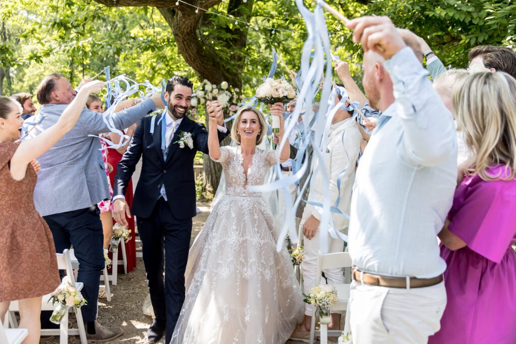 Bruidspaar bij de trouwceremonie onder de kastanjeboom.