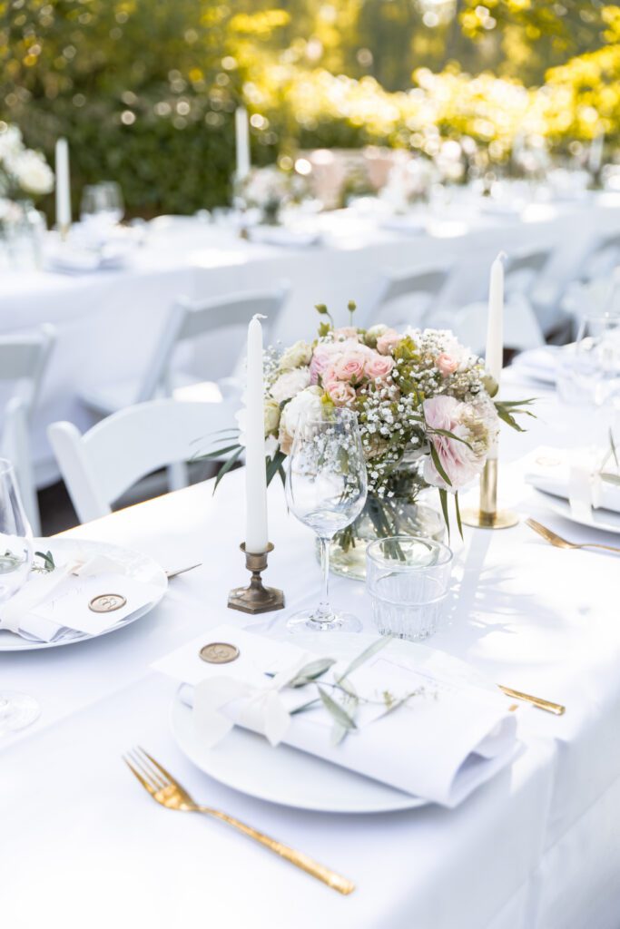 Mooi gedekte tafels onder de kastanjeboom bij Slot Doddendael.