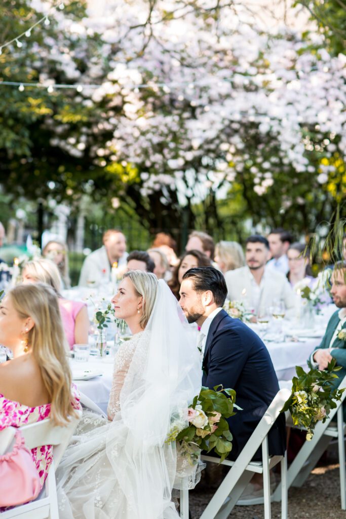 Mooi gedekte tafels onder de kastanjeboom bij Slot Doddendael.
