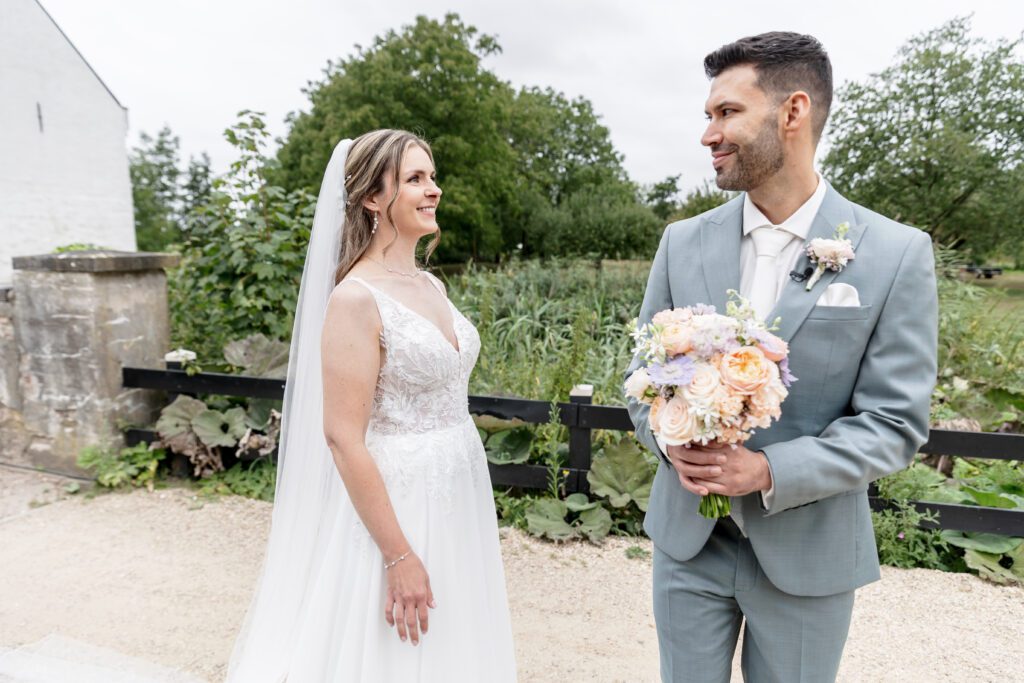 Bruid en bruidegom zien elkaar voor het eerst.