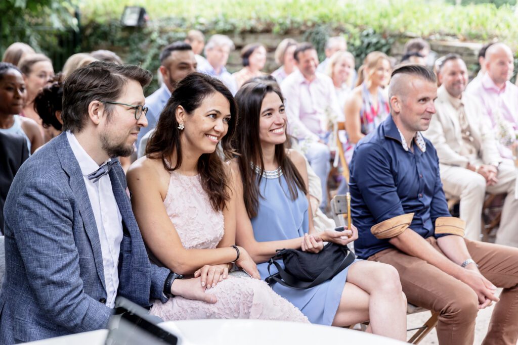 Bruiloft gasten kijken ontroerd naar het Bruidspaar.