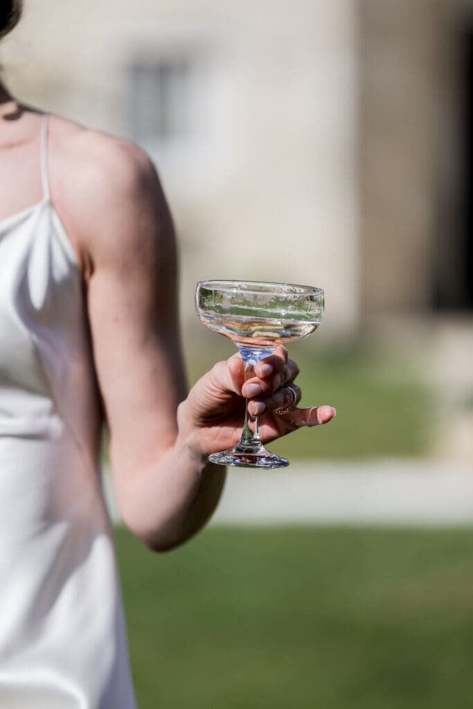 champagneglas trouwen bij domaine rennepont frankrijk