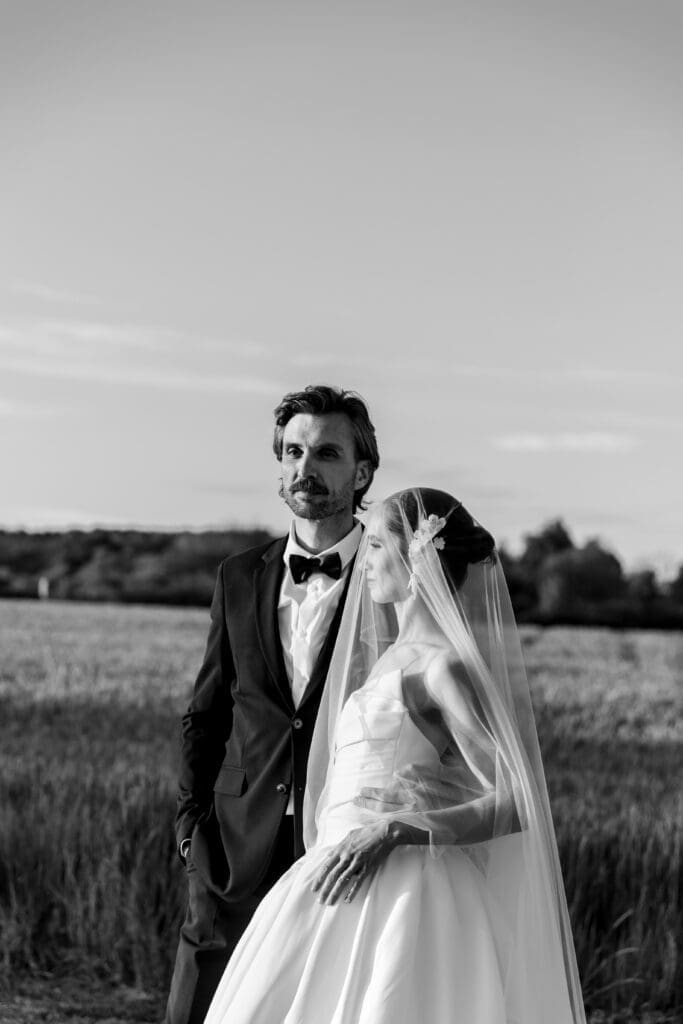 zwart wit foto van bruidspaar in frankrijk